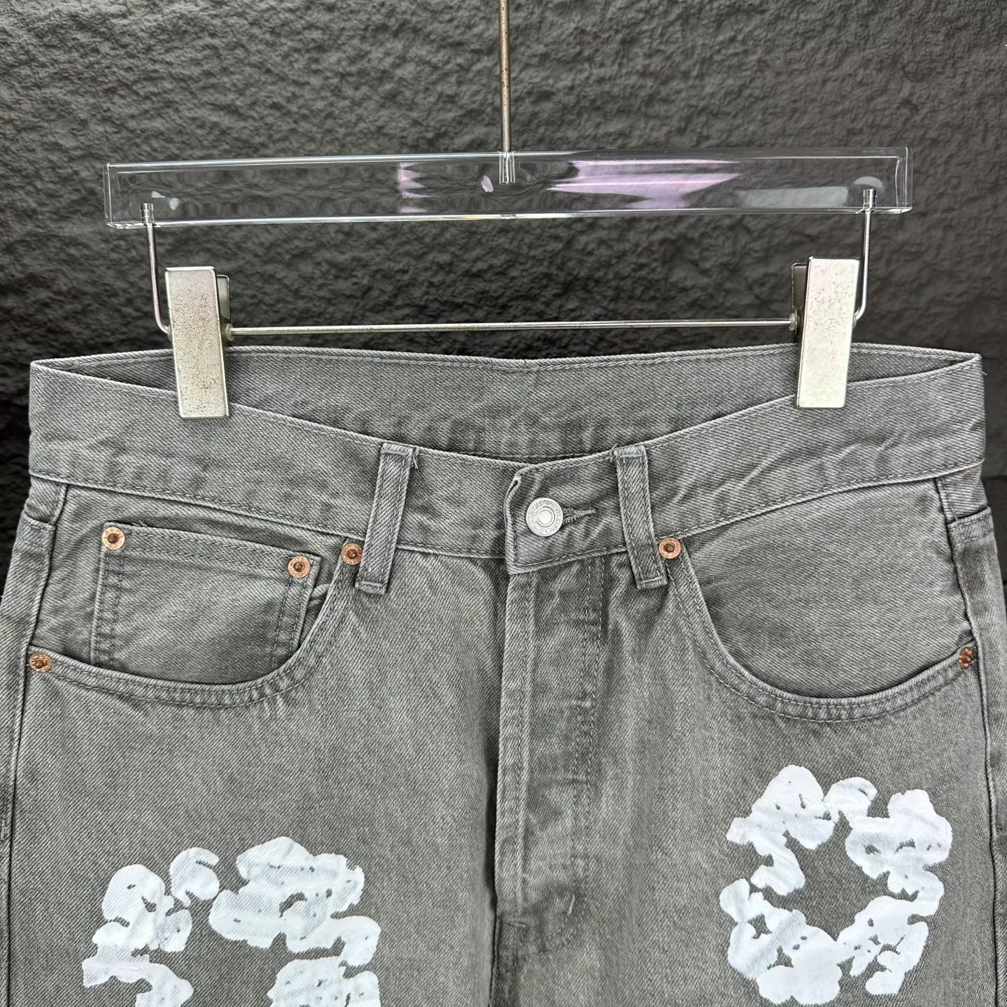 P230 Denim Tears 2025 new limited edition gem-inlaid kapok couples' washed jeans 🔥High version🔥High version🔥Top ceiling quality Styles with different washed textures are very friendly to people with thin legs and thick legs. The straight version is very flattering to the leg shape. Moderate length that never goes out of style, easy to match with casually, basic styling for various styles, a must-have in the wardrobe! The fabric is stiff but also makes the upper body soft without losing texture. The washing process is even more perfect. It is a must-have item for everyone! ! ! Washed wheat, hang tag, pants label, complete with three labels Color: black, blue, gray Size: 28, 30, 32, 34, 36 (five sizes)